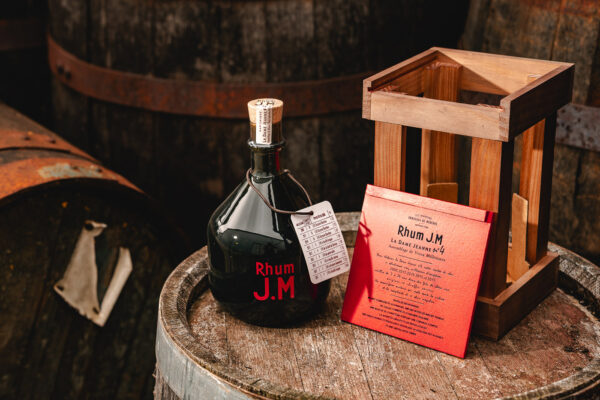 Rhum J.M La Dame Jeanne N. 4 eine Flasche Rhum J.M La Dame Jeanne N. 4 nebst Holzrahmen auf einem Holzfass