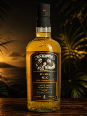 Rum Brothers Jamaica MLC 4 Jahre eine Flasche Rum Brothers Jamaica MLC 4 Jahre auf einem Holztisch, im Hintergrund eine tropische Szenerie