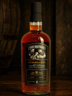 Rum Brothers La Isabela 16 Jahre eine Flasche Rum Brothers La Isabela 16 Jahre auf einem Holztisch, im Hintergrund ein Holzfass