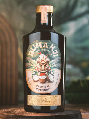 eine Flasche Rumanji Tropical Coconut steht auf einem kleinen Holzfass