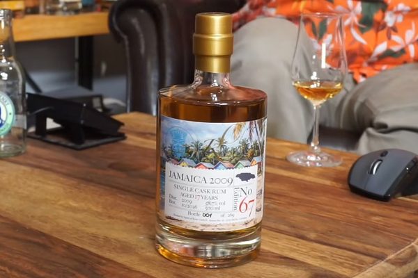 RumClub Private Selection Edition 67 eine Flasche RumClub Private Selection Edition 67 steht auf einem Holztisch
