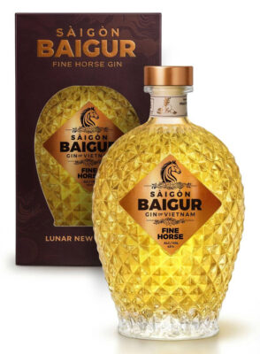 Saigon Baigur Fine Horse Gin eine Flasche Saigon Baigur Fine Horse Gin vor einer Geschenkverpackung