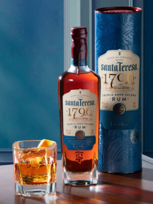 Santa Teresa 1796 eine Flasche Santa Teresa 1796 nebst Geschenkhülle und Drink auf einem Holztisch