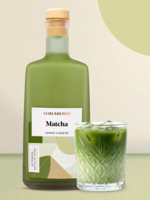 der Drink "Schladerer Iced Matcha Latte" nebst einer Flasche Schladerer Matcha