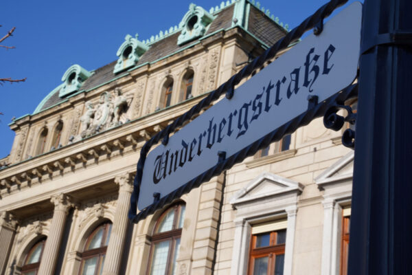 ein Straßenschild, im Hintergrund ein Haus
