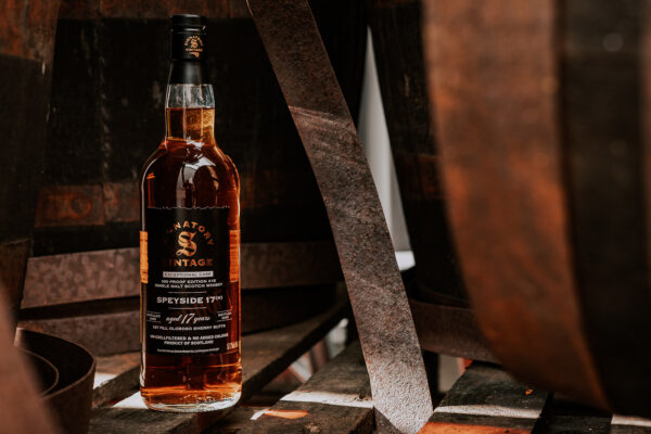 Signatory Vintage Speyside (M) 2008/2026 eine Flasche Signatory Vintage Speyside (M) 2008/2026, umgeben von Holzfässern