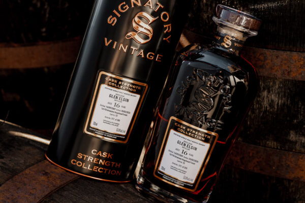 das Foto zeigt eine Flasche Whisky nebst Geschenkhülle