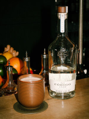 der Drink "El Falso" neben einer Flasche Código 1530 Blanco