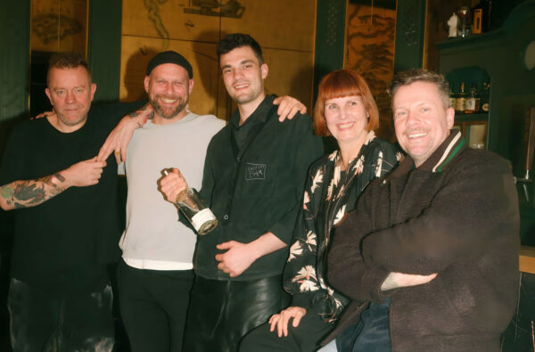 stehen und sitzen nebeneinander, von links nach rechts: Klaus St. Rainer, Boris Gröner, Thimo Hell, Maren Meyer und Christian Balke