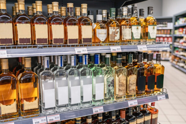 zu sehen sind Spirituosenflaschen in einem Supermarktregal