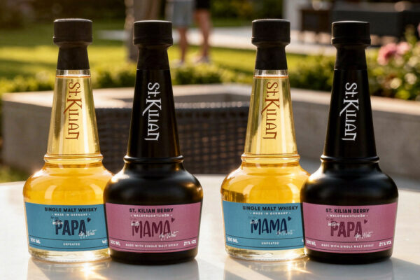 das Foto zeigt drei Flaschen auf einem Tisch in einem Garten