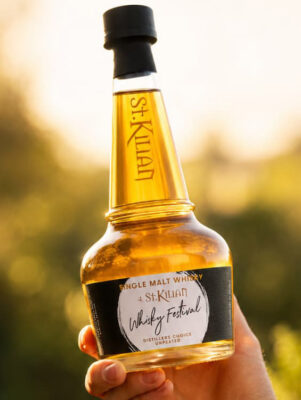 eine Flasche St. Kilian 4. Whisky Festival - Distillers Choice wird hochgehalten