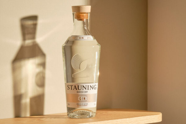 Stauning Danish Dry Gin eine Flasche Stauning Danish Dry Gin steht auf einem Regal