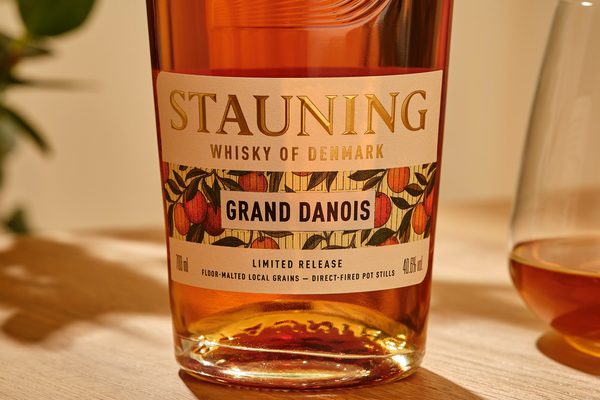 Stauning R.Y.E. Grand Danois eine Flasche Stauning R.Y.E. Grand Danois, Fokus auf dem Etikett