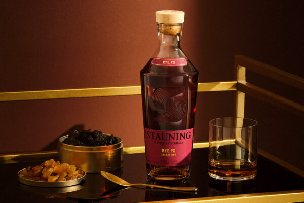 Stauning R.Y.E. PX eine Flasche Stauning R.Y.E. PX nebst Glas und Trockenfrüchten auf einem Barwagen