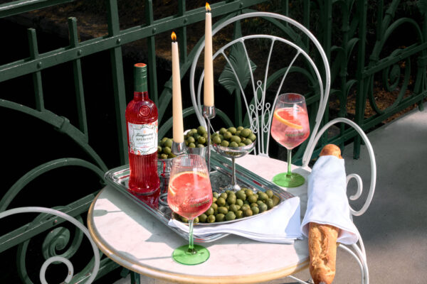 Tanqueray Aperitivo eine Flasche Tanqueray Aperitivo steht auf einem Tisch mit Drinks, Oliven und Baguette