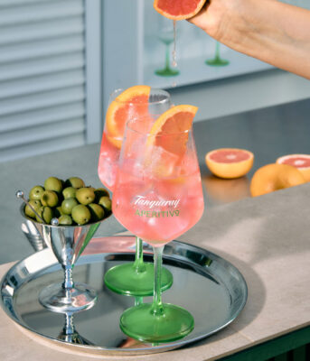 Tanqueray Aperitivo Spritz zwei Gläser "Tanqueray Aperitivo Spritz" stehen auf einem Tablett
