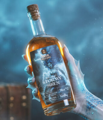 Cask Creatures #2 - Stormy Siren eine Flasche Cask Creatures #02 - Stormy Siren, gehalten von der Hand eines Fantasiewesens