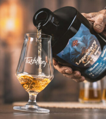 Legendary Casks #4 - Merlin der Whisky aus einer Flasche Legendary Casks #4 - Merlin wird in ein Glas eingeschenkt