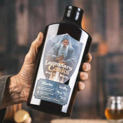 Legendary Casks #4 - Merlin eine Flasche Legendary Casks #4 - Merlin, gehalten von einer alten Hand