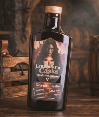 eine Flasche Legendary Casks #5 - Morgan, umgeben von Holz