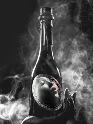 das Foto zeigt eine Flasche Rum, umgeben von Rauch