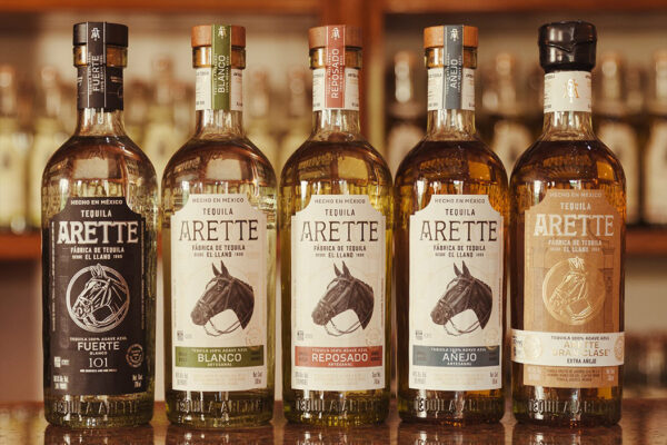 Tequila Arette Artesanal Range fünf Flaschen Tequila Arette stehen auf einer Theke