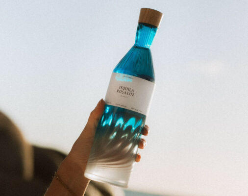 Tequila Rosaluz Blanco eine Flasche Tequila Rosaluz Blanco wird in den Himmel gehalten