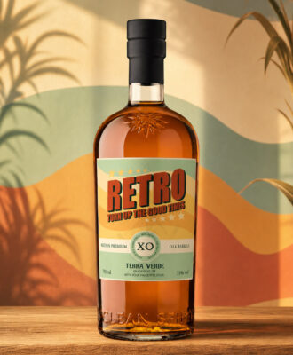 Terra Verde Retro eine Flasche Terra Verde Retro steht auf einem Holztisch vor einer farbenfrohen Wand