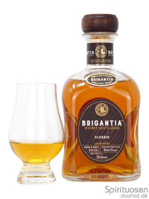 eine Flasche Brigantia Classic nebst Glas