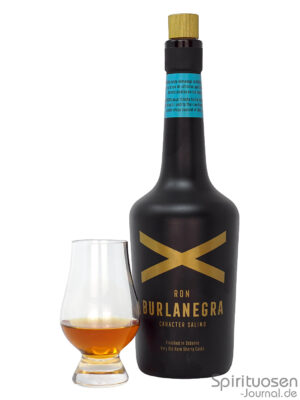 Burlanegra Rum eine Flasche Burlanegra Rum nebst Glas