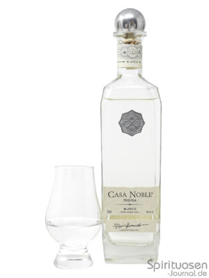 Casa Noble Blanco eine Flasche Casa Noble Blanco nebst Glas