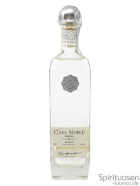 eine Flasche Casa Noble Blanco