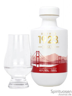Devrim 1923 Efsun eine Flasche Devrim 1923 Efsun nebst Glas