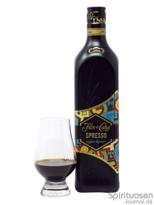 Flor de Caña Spresso eine Flasche Flor de Caña Spresso nebst Glas
