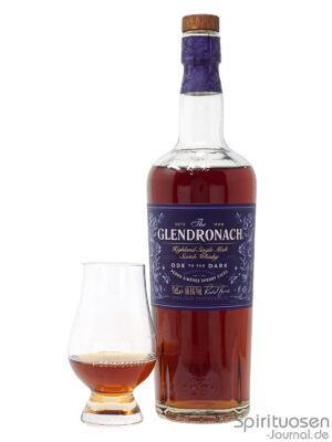 eine Flasche The Glendronach Ode to the Dark nebst Glas