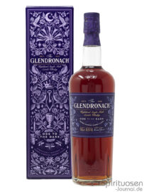 eine Flasche The Glendronach Ode to the Dark nebst Geschenkverpackung