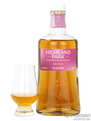 eine Flasche Highland Park Cask Strength: Heather nebst Glas