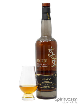 eine Flasche Indri Agneya nebst Glas