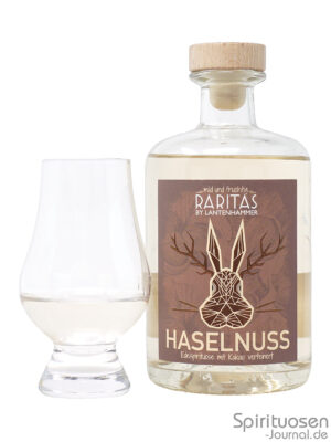 eine Flasche Lantenhammer Raritas Haselnuss nebst Glas