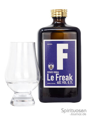 Le Freak Vodka eine Flasche Le Freak Vodka nebst Glas