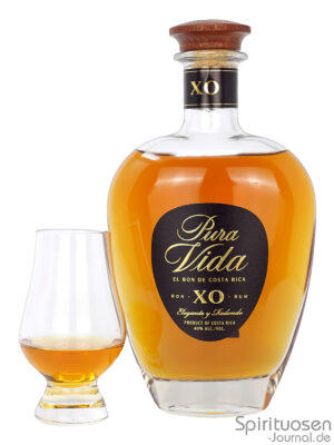Pura Vida XO eine Flasche Pura Vida XO nebst Glas