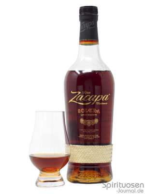 eine Flasche Ron Zacapa Solera Gran Reserva nebst Glas
