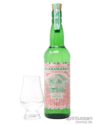 Scaramanga Rhum Agricole eine Flasche Scaramanga Rhum Agricole nebst Glas