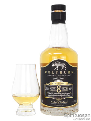 eine Flasche Wolfburn Northland 8 Jahre nebst Glas