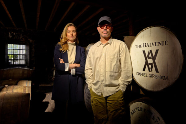 Kelsey McKechnie und Daniel Arsham das Foto zeigt zwei Menschen in einem Fasslager