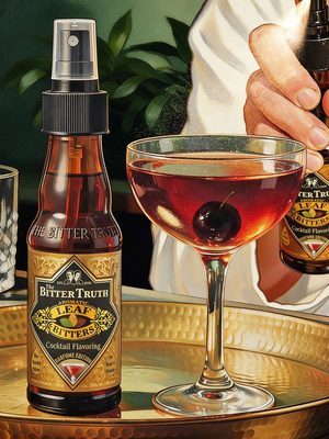 „Manhattan“ der Drink „Manhattan“ neben einer Flasche The Bitter Truth Aromatic Leaf Bitters auf einem Tablett