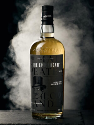 eine Flasche The Epicurean Peated Edition vor Rauch