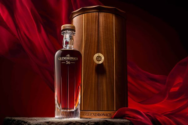 The Glendronach 56 Jahre eine Flasche The Glendronach 56 Jahre nebst Holzkassette, umgeben von rotem Stoff
