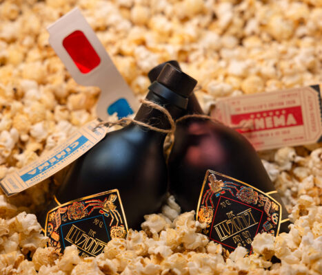The Illusionist Distiller’s Edition 2026 zwei Flaschen Gin stecken in Popcorn